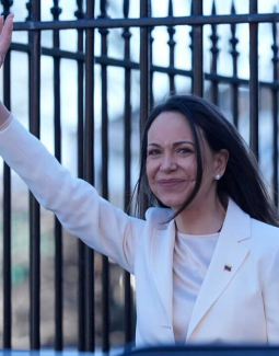 Machado entrega su medalla del Nobel de la Paz al presidente Trump